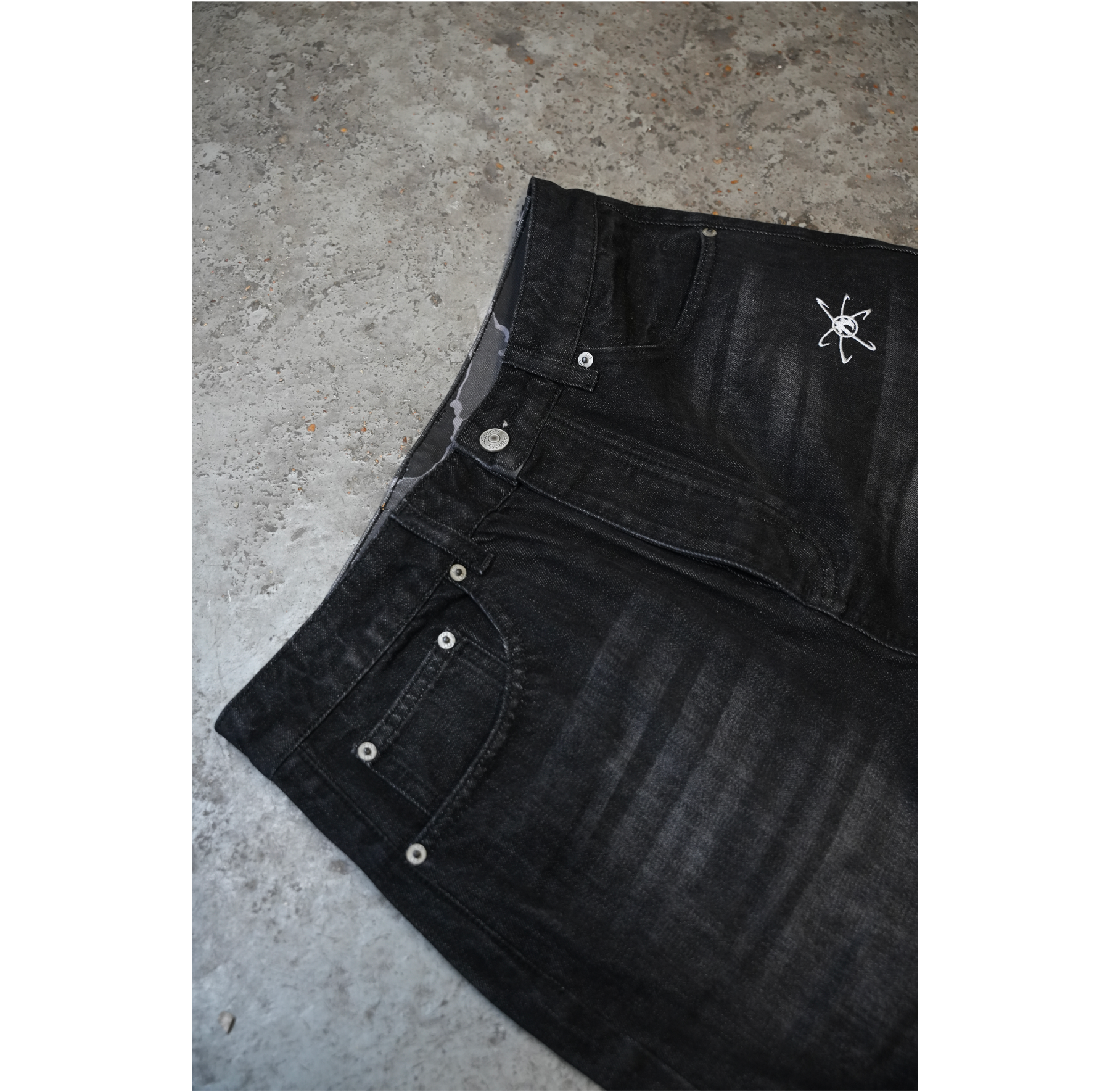 BAGGY HYBRID DENIM (BLACK / WHITE)