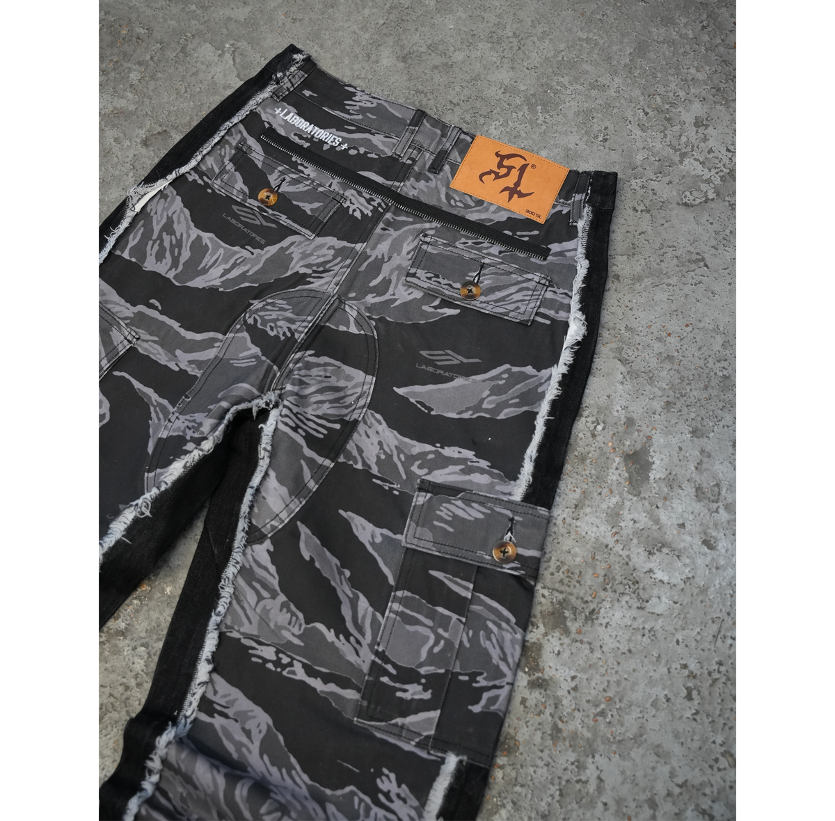 BAGGY HYBRID DENIM (BLACK / WHITE)