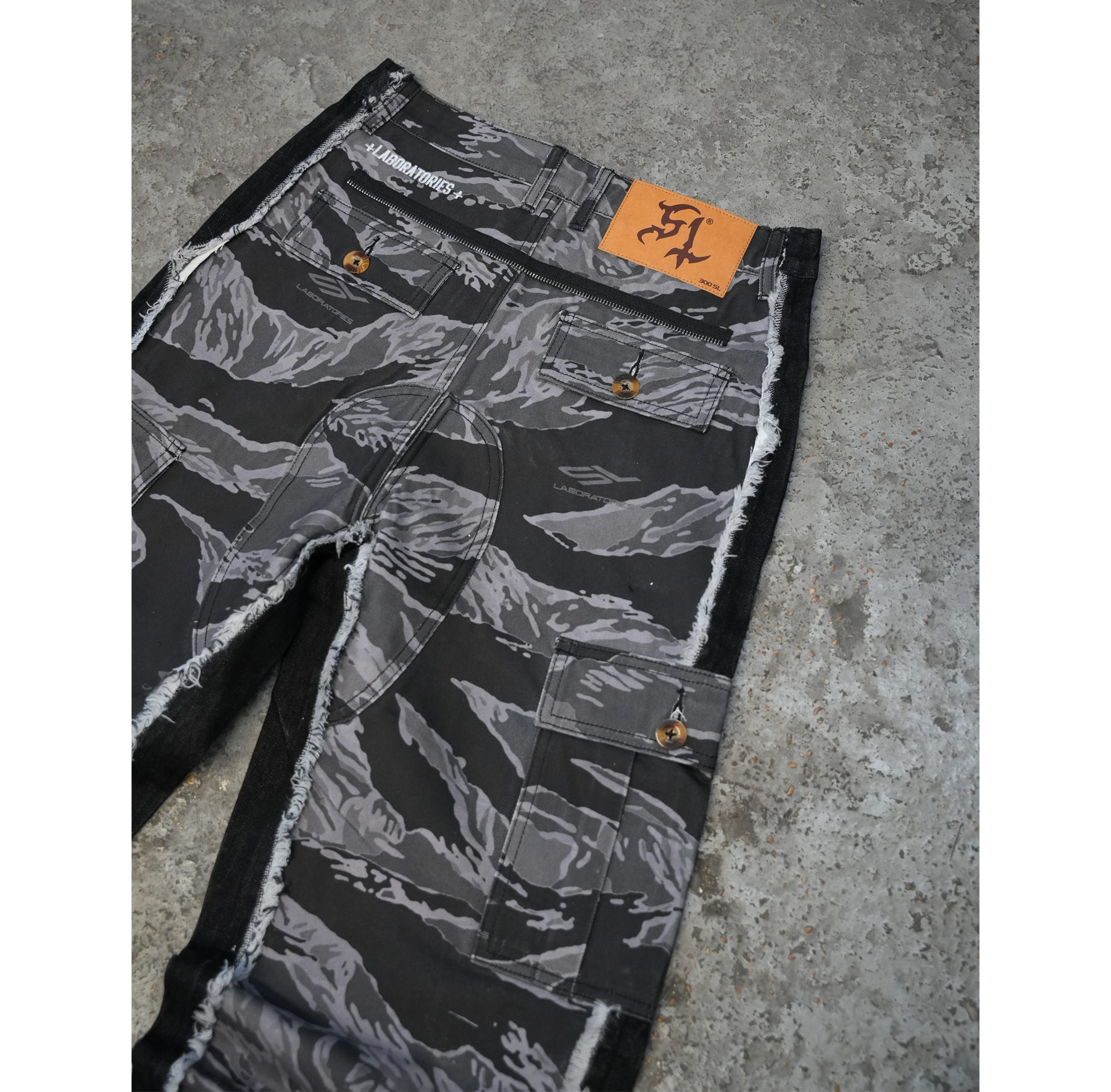 BAGGY HYBRID DENIM (BLACK / WHITE)